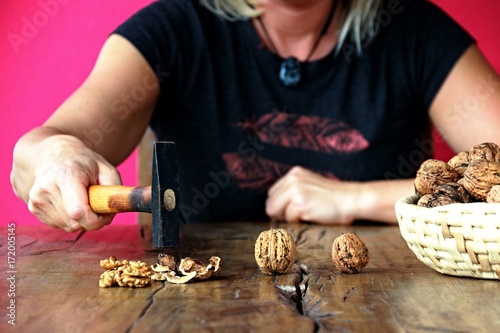 Foto frau nussknacken hammer II