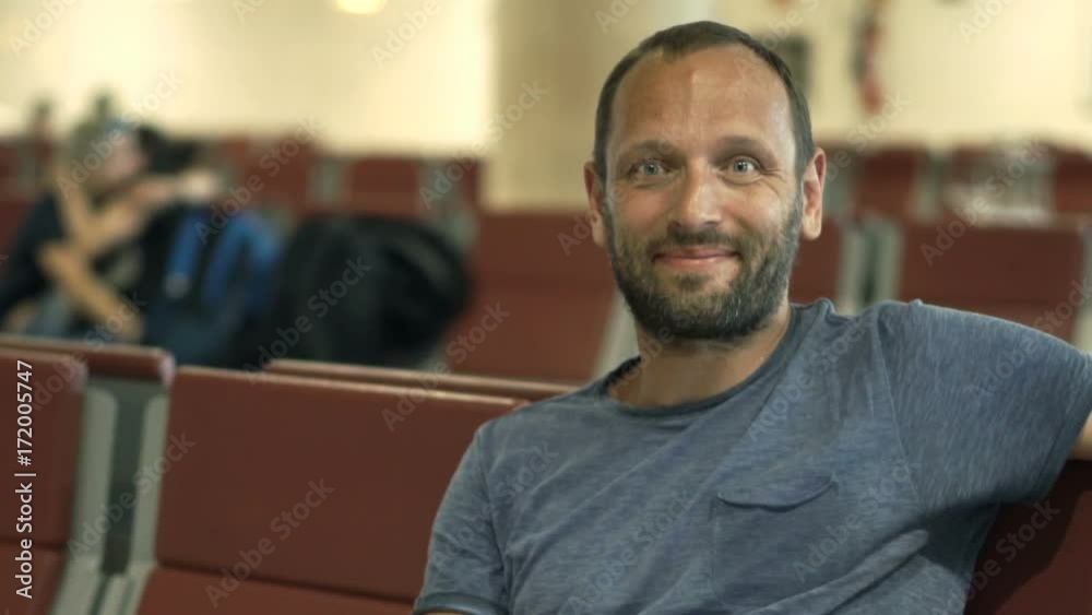 Portrait of happy, young man waiting for plane at airport
Portrait of happy, young man waiting for plane at airport