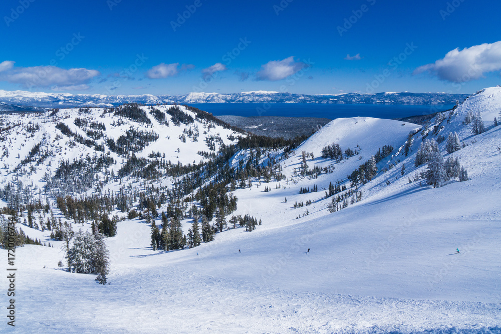 Blue skies and sweeping views of the mountains around lake Tahoe in winter