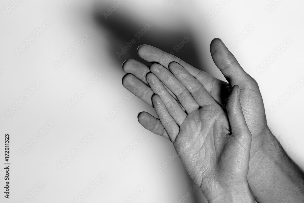 Φωτογραφία hand in hand together we can go further, sweet hands with fingers stick together in romantic moment