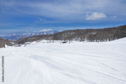 冬晴れのスキー場