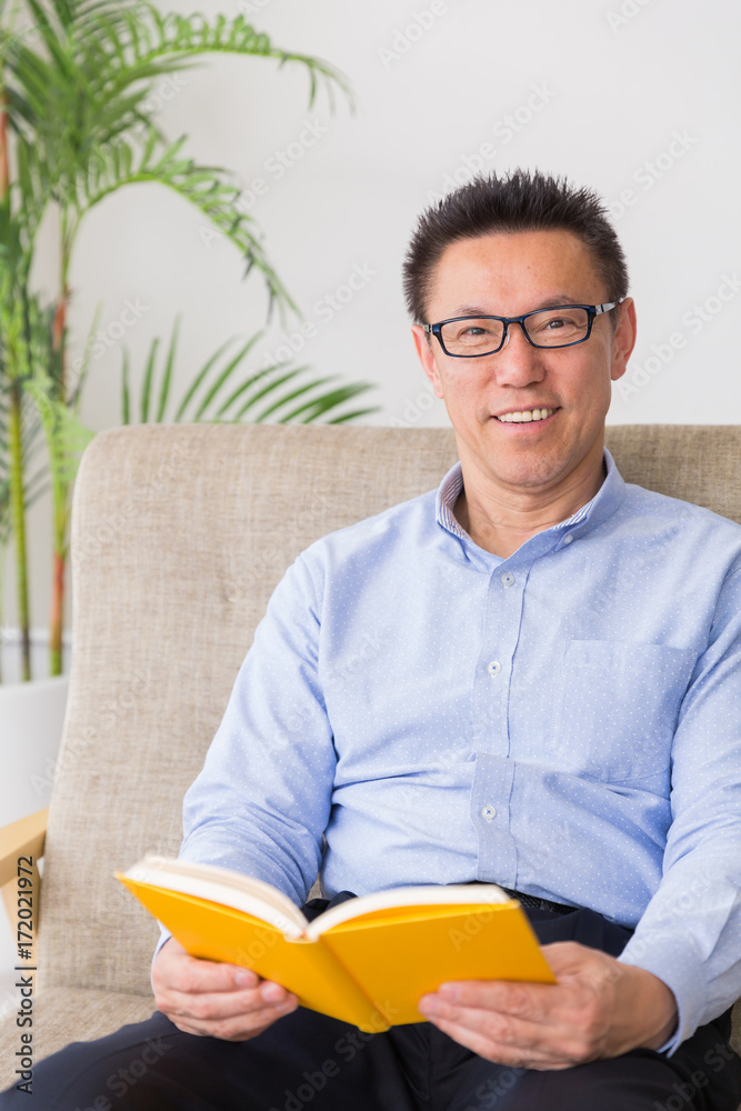 本を読むミドル男性 本を読むミドル男性