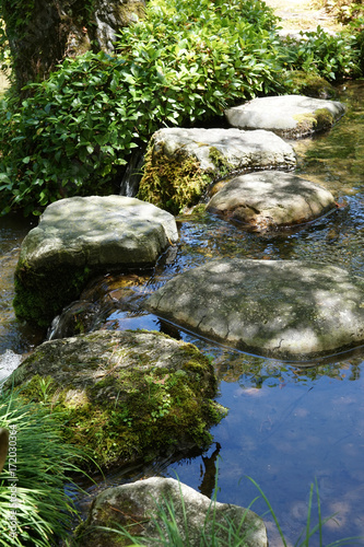 日本庭園の水の流れ