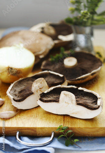 Fototapeta Naklejka Na Ścianę i Meble -  Fresh raw shiitake mushrooms on cooking board