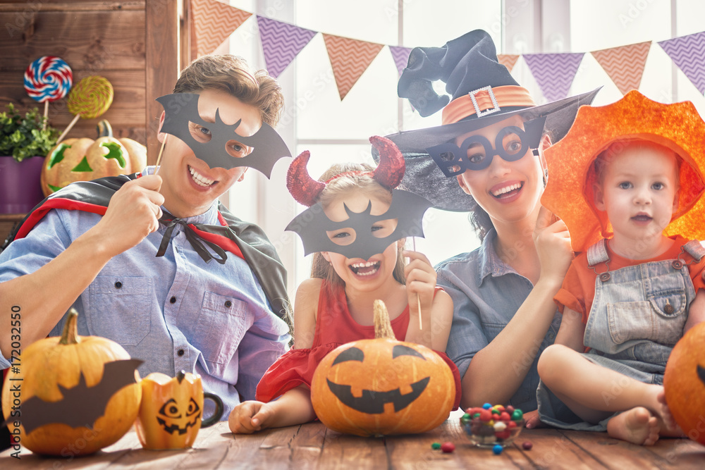 Fototapeta premium family celebrating Halloween