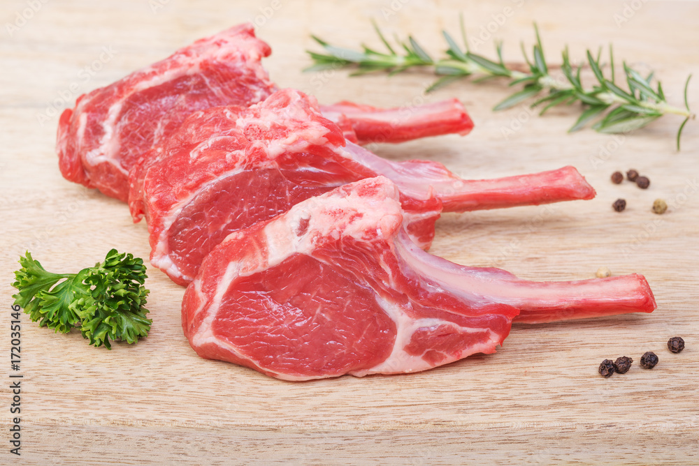  Fresh  lamb cutlet  on wooden  background