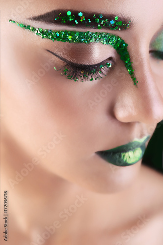Young woman with creative m...