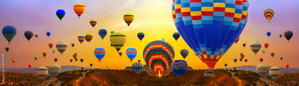 Fototapeta premium Turyści jeżdżą balonami na gorące powietrze
