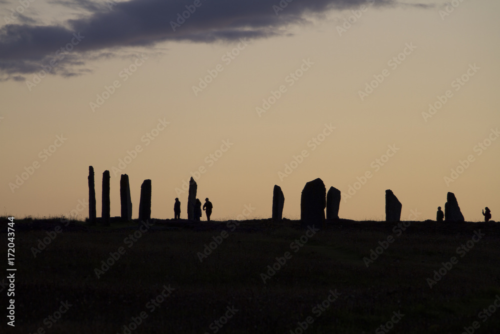 Menschen im Steinkreis - Ring of Brodgar - Orkneys - Schottland