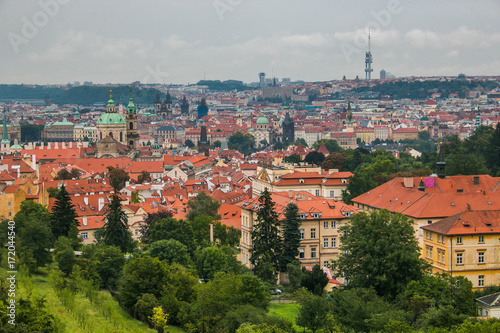 Veduta panoramica di Praga durante una giornata piovosa