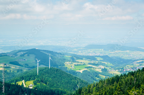 Blick auf Windkraftanlage auf dem Schauinsland bei Freiburg