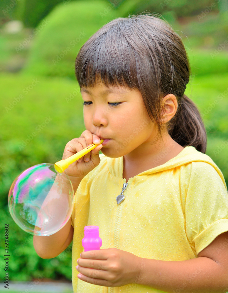 シャボン玉で遊ぶ女の子