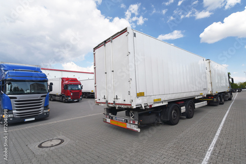Beladung von LKW´s am Depot einer Spedition - Warenversand // Loading of trucks at the depot of a forwarding agency - shipping of goods
