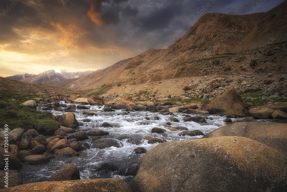 Obraz premium Beautiful landscape of the river in Leh Ladakh, North of India.