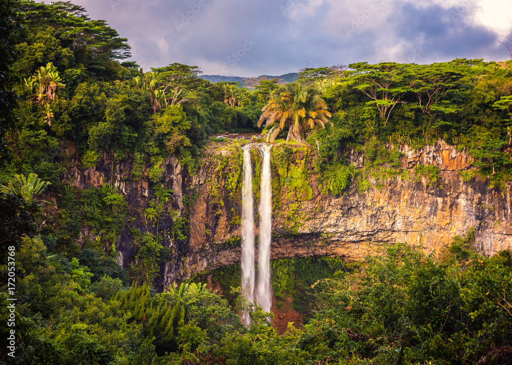 Fototapeta premium Piękna panorama wodospadu Chamarel