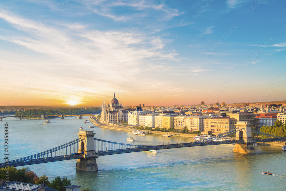 Obraz premium Piękny widok na węgierski parlament i most łańcuchowy w Budapeszcie na Węgrzech