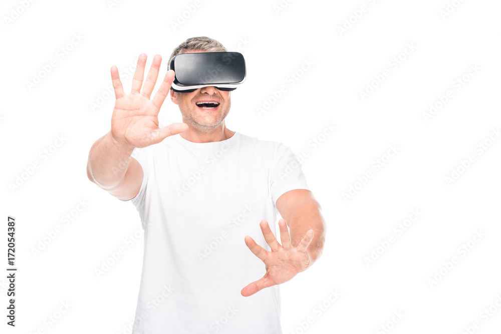 Naklejka premium man using vr headset