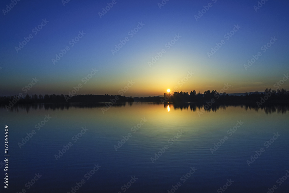 malerischer Sonnenuntergang über einem See