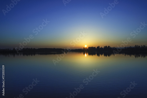 malerischer Sonnenuntergang über einem See