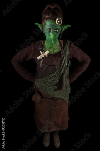 Bild auf Leinwand grüner Kobold mit langer Nase und Ohren, schwarzer hintergrund