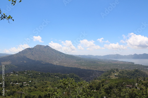 Mont et lac batur