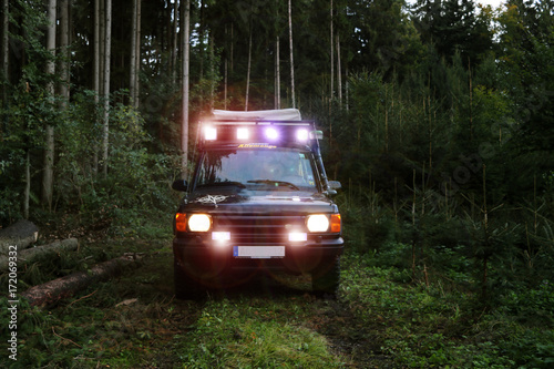 Obraz na płótnie Geländewagen im Wald mit LED Licht