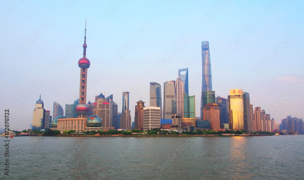 Naklejka premium Shanghai Financial Center z drugiej strony. Szanghaj, Chiny - 21 lipca 2016 r