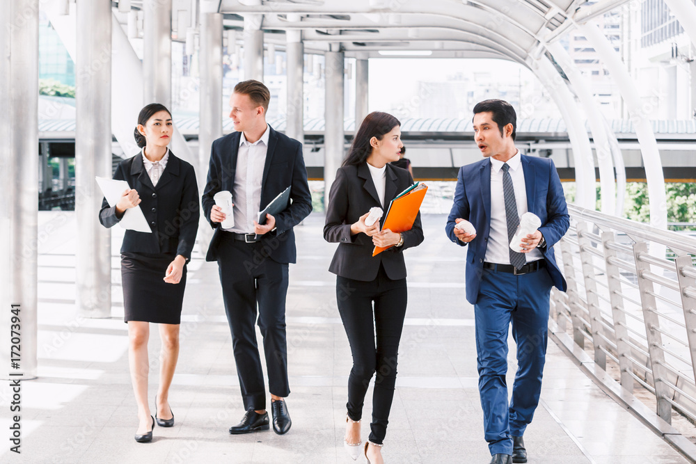 Obraz premium Group of business team walking at street