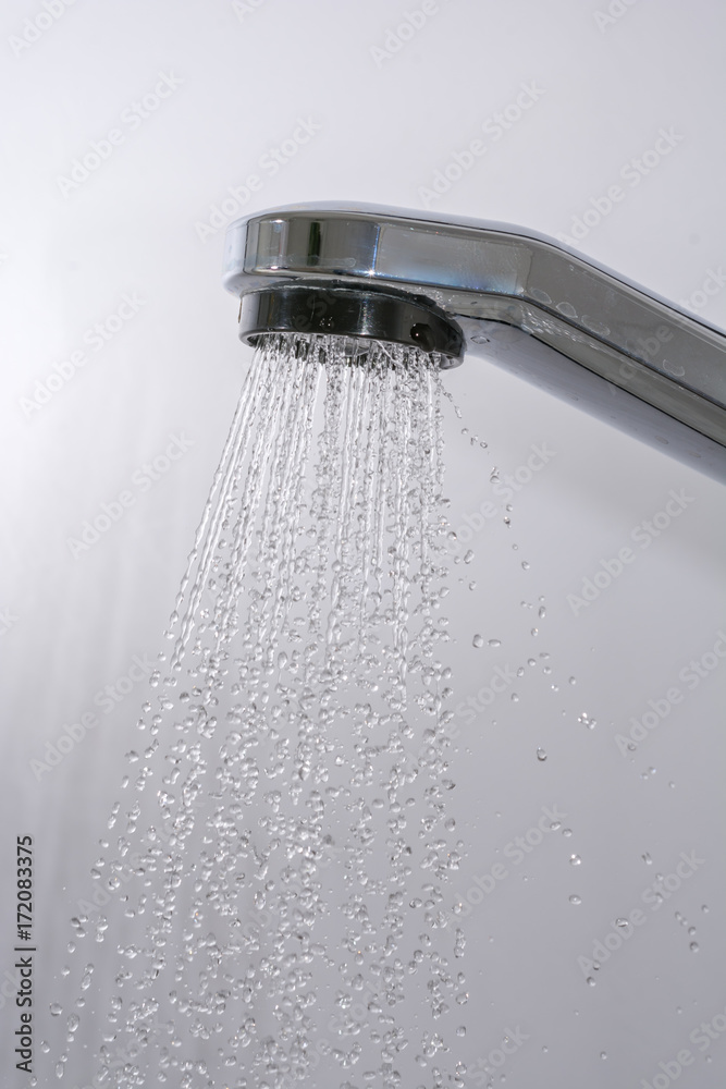 Duschkopf mit Wasser auf weissem Hintergrund Duschkopf mit Wasser auf weissem Hintergrund