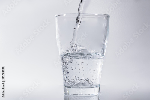 Glas gefüllt mit Wasser 