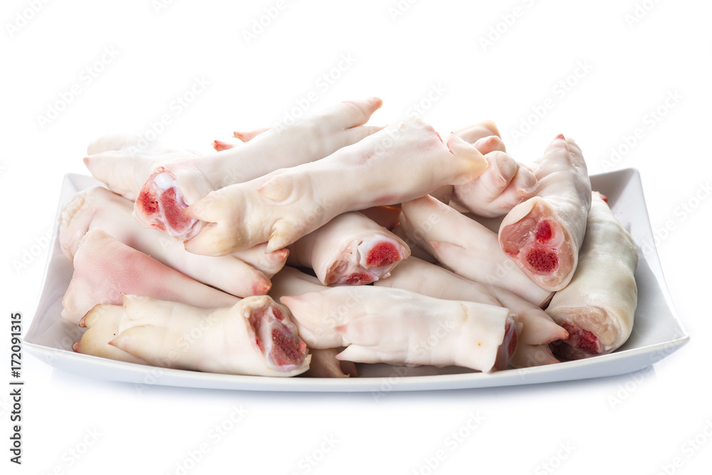 Manitas de cochinillo crudas, carne de cerdo aislada sobre fondo blanco Manitas de cochinillo crudas, carne de cerdo aislada sobre fondo blanco