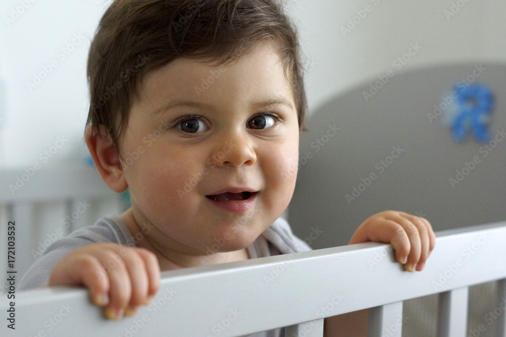 Neonato nella culla Neonato nella culla