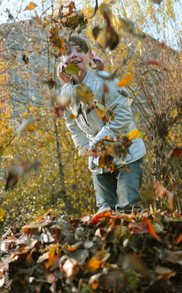 kleines Mädchen spielt im Herbst draußen kleines Mädchen spielt im Herbst draußen