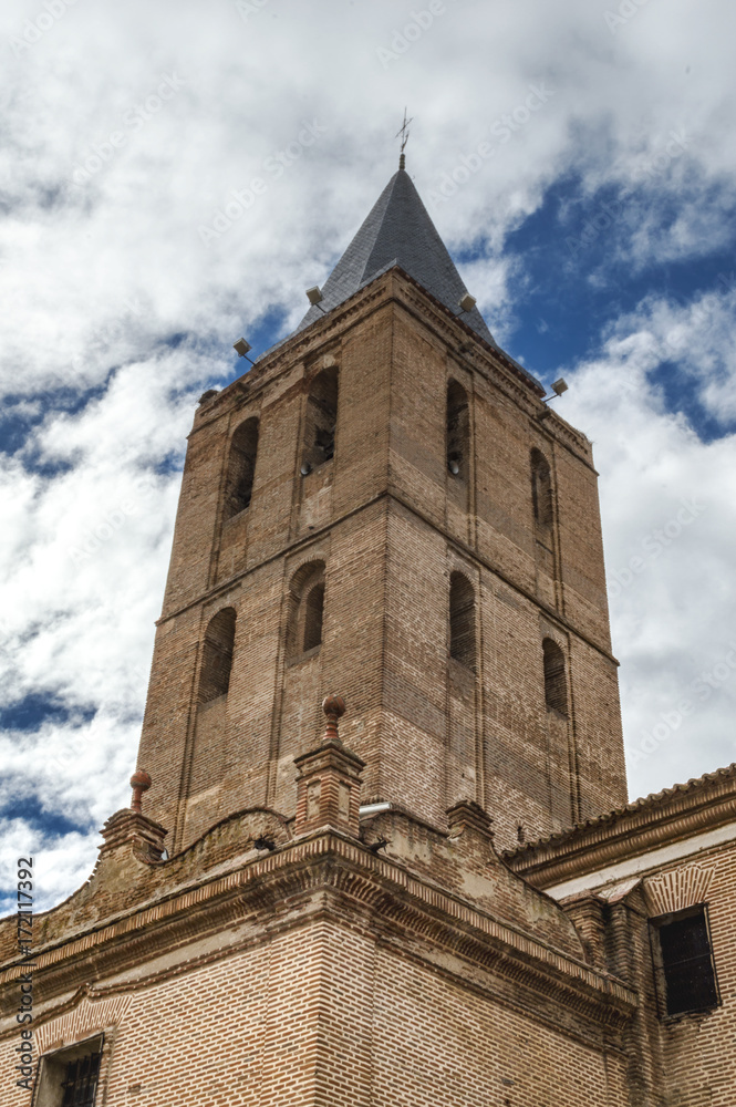 Campanario de la Iglesia San Nicolás de Bari en Madrigal de las Altas Torres, Ávila, España