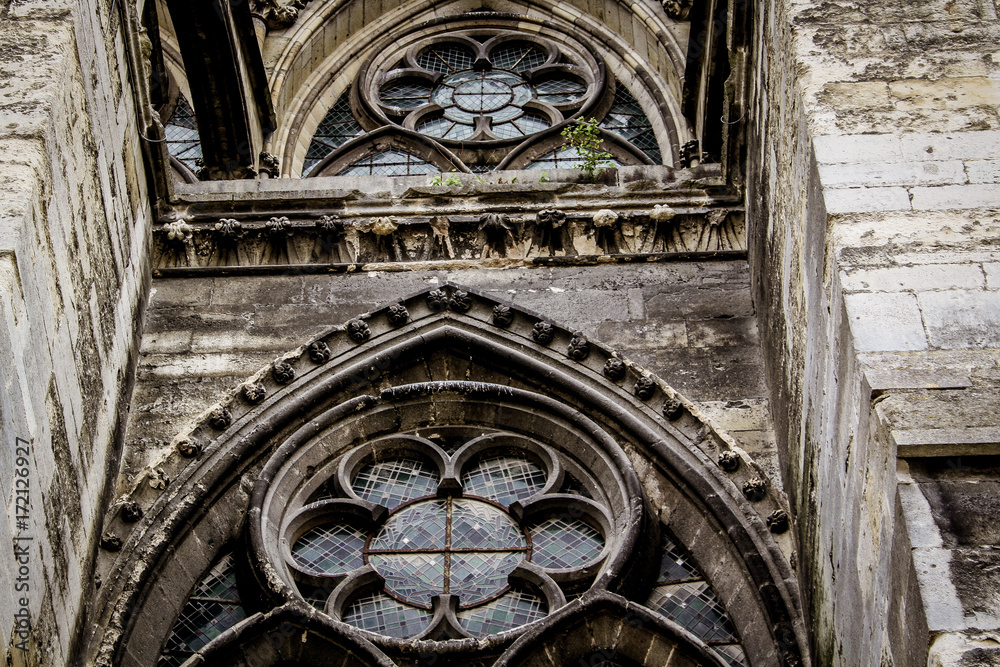 Vues de la facade de la cathedrale de Reims en France