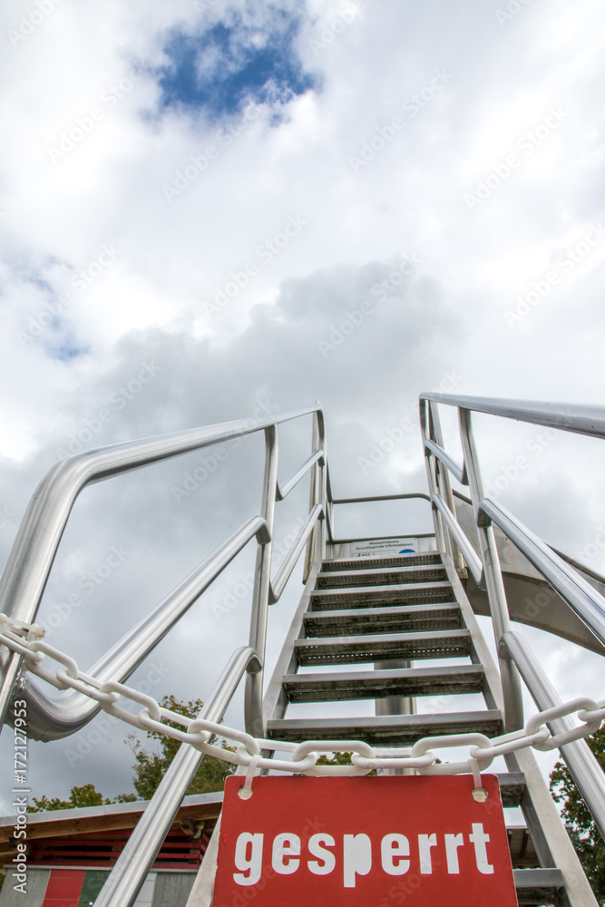 Obraz premium Freibad Treppe zur Rutsche gesperrt