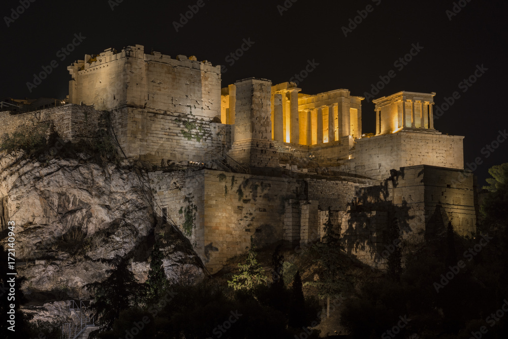 Vista notturna dell'Acropoli di Atene, Grecia	