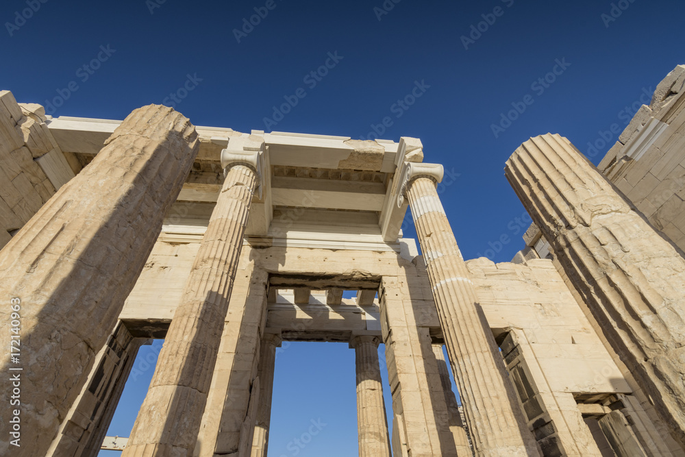 Le colonne dell'antico ingresso principale dell'Acropoli di Atene, Grecia