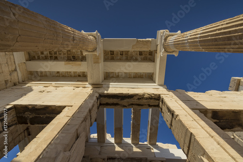 Le colonne dell'antico ingresso principale dell'Acropoli di Atene, Grecia