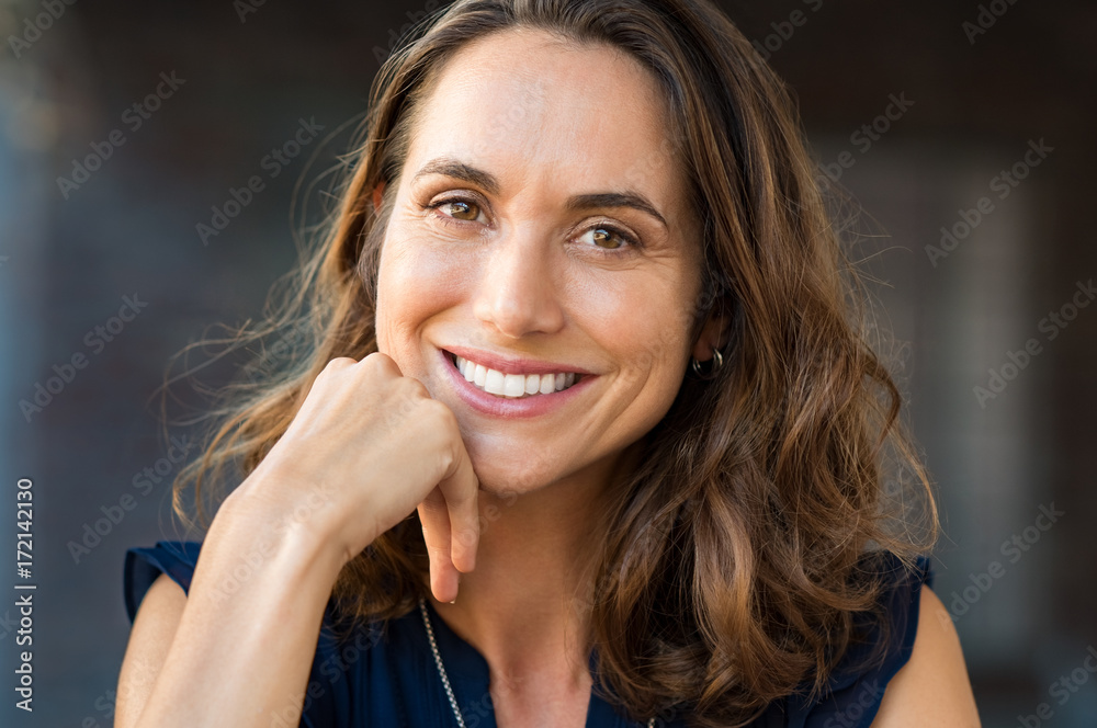 Obraz premium Smiling mature woman