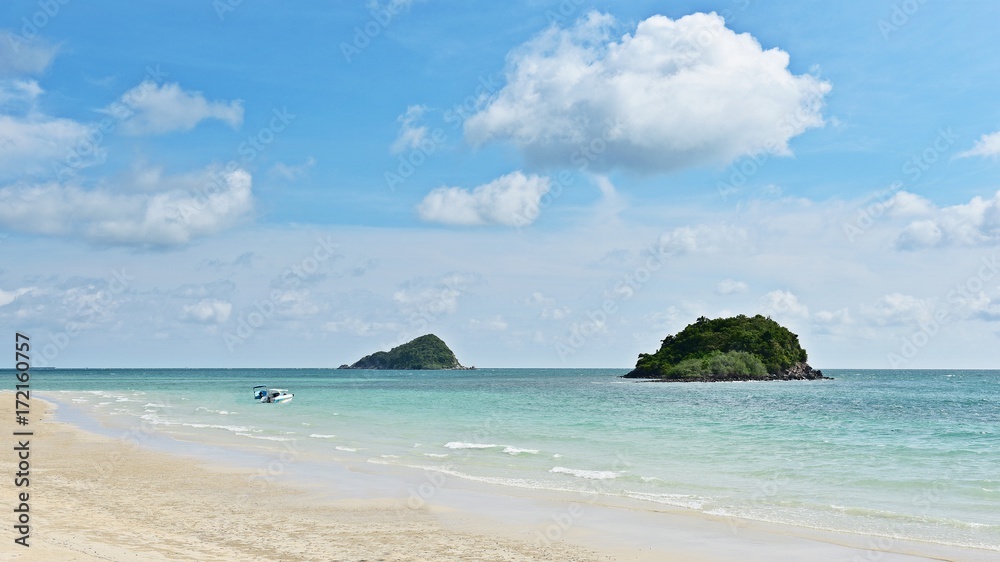 Fototapeta premium The sky is wide, the white clouds are beautiful over the sea and Sand beach in summer of thailand
