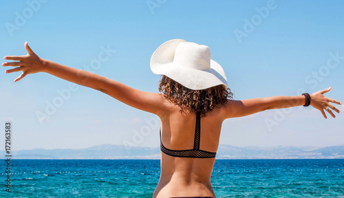 Young girl with hat at the sea