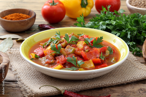 gastronomia vegetariana con peperoni cucinata con salsa di pomodoro