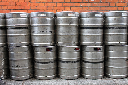 Cuadro en lienzo Metal beer kegs