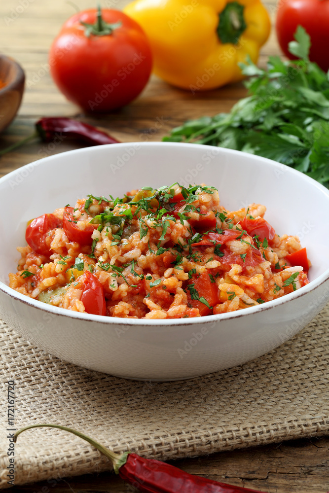 risotto con pomodoro e peperoni cibo vegetariano risotto con pomodoro e peperoni cibo vegetariano