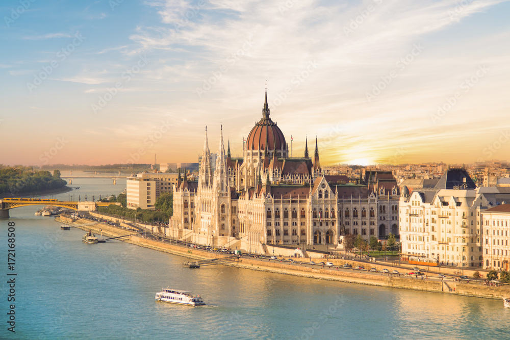 Naklejka premium Piękny widok na węgierski parlament i most łańcuchowy w panoramie Budapesztu nocą, Węgry