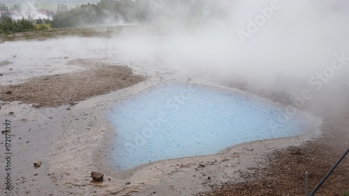 Heiße Quellen und Geysir Strokkur - Landschaft in Islands Süd-Westen / Golden Circle photo