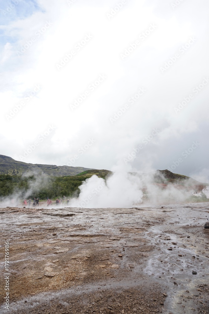 Heiße Quellen und Geysir Strokkur - Landschaft in Islands Süd-Westen / Golden Circle Heiße Quellen und Geysir Strokkur - Landschaft in Islands Süd-Westen / Golden Circle