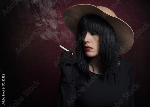 mujer joven con un cigarrillo 