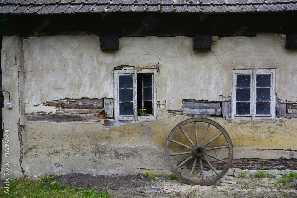 Obraz premium Altes Haus auf dem Dorf